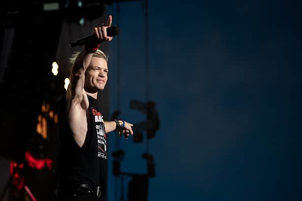Sum 41 have cancelled the Australian tour as lead singer Deryck Whibley battles pneumonia