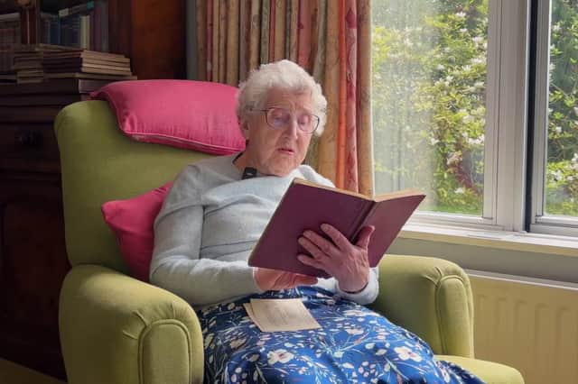 Jane Richards, reading her father's sermon. 