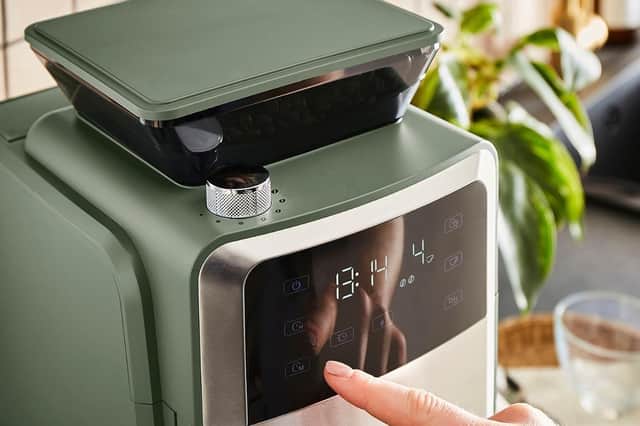 The touch panel is simple to understand and easy to operate
