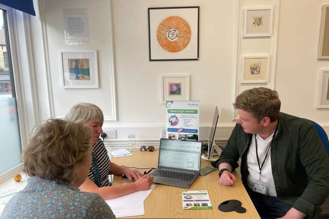 Suzanne from PCRefurb and Volunteer Sean help a client