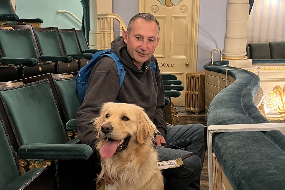 Blindenhundwelpen genießen „Schulausflug“ ins Buxton Opera House als Teil ...