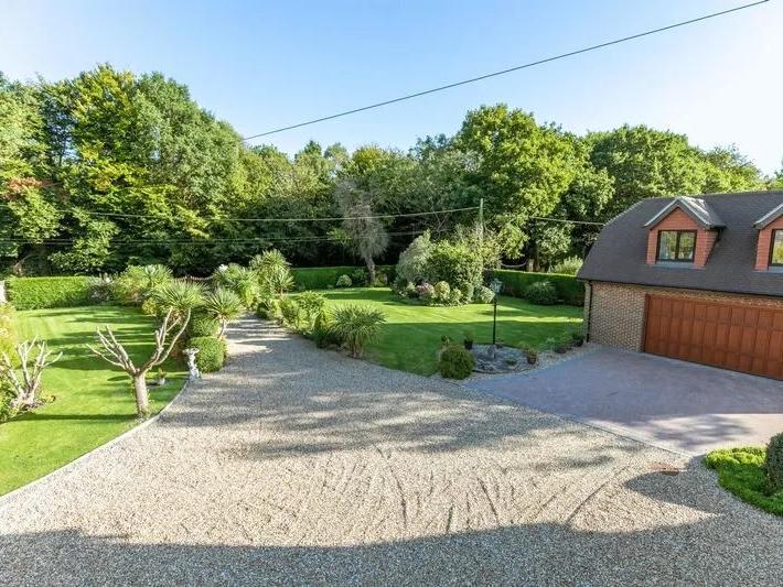 Driveway and double garage: Photo: Zoopla