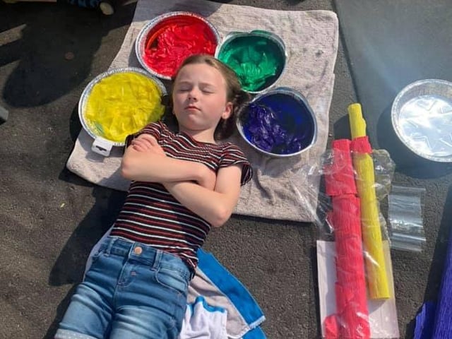 Lisa Glenn: "Dying hair with crepe paper".