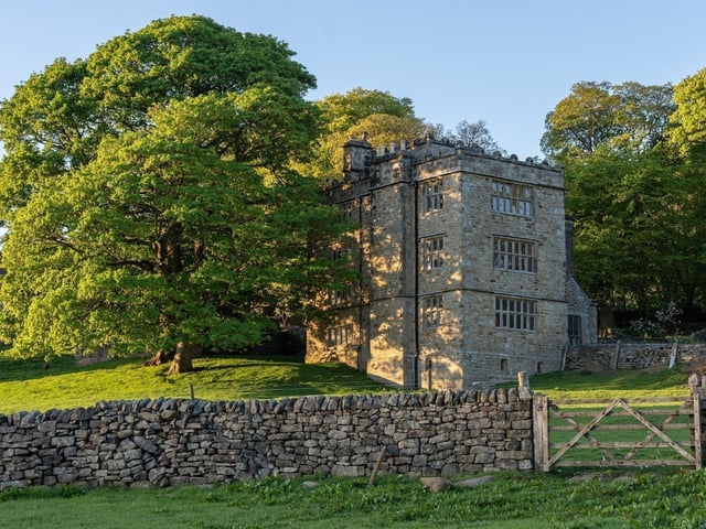 Hathersage has strong literary connections - having inspired Charlotte Brontë while she was writing Jane Eyre. The nearby North Lees Hall (pictured here) also became the main inspiration for Thornfield Hall. The Grave of Little John, Robin Hood’s second-in-command, can be found at St. Michael’s Church in the heart of Hathersage. While there is little evidence proving he is buried here, ballads suggest that he originated from Hathersage and settled there again later in his life.