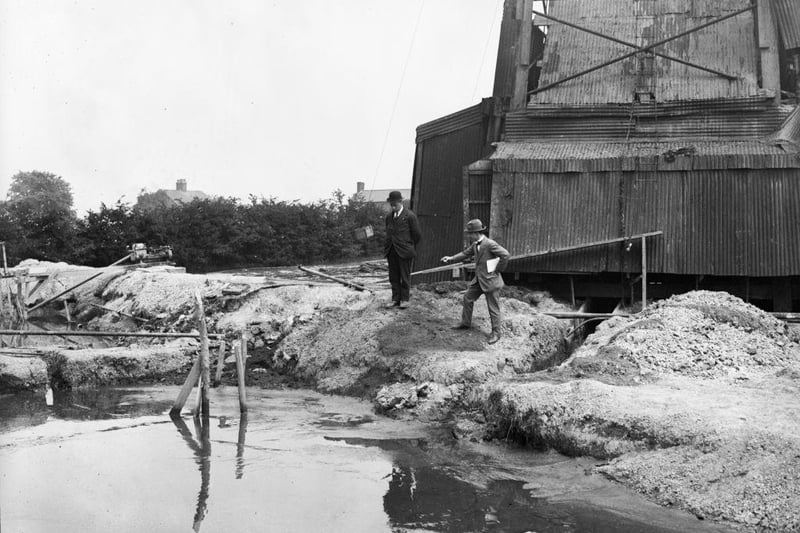 Derrick casing and sump at Anglo-Mexican oil wells in Chesterfield in June 1919.