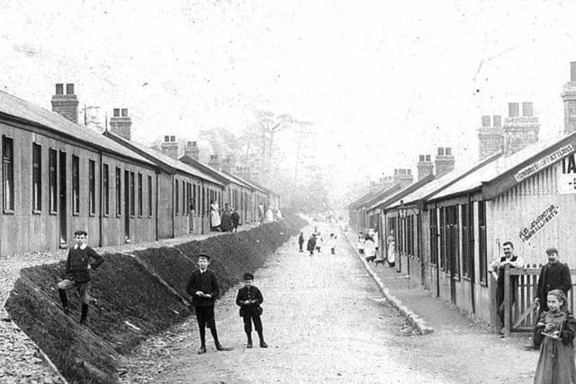 What was the name of the temporary village of corrugated iron shacks nicknamed Tin Town that was built to house the workers and their families when the Howden and Derwent dams were constructed in the early 1900s?