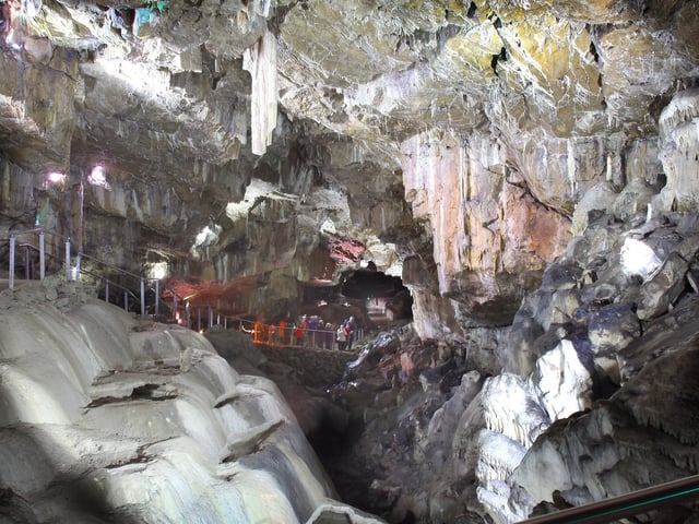 Poole’s Cavern is a remarkable limestone cavern, famous for the unique crystal formations that have developed inside.