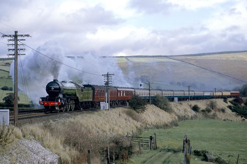 The West Riding.No 4771 Green Arrow heads west along the Vale of Edale en route from Sheffield to Manchester Victoria in November 1985. (Photo by Rail Photo/Construction Photography/Avalon/Getty Images)