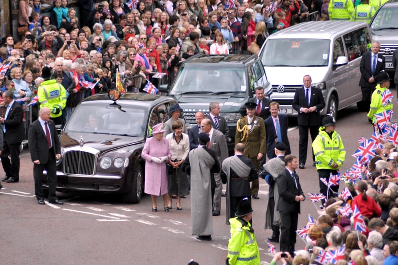 The Queen and Prince Philip arrive in a packed Bondgate Within to begin their walkabout.