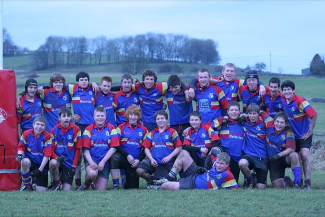 Players from Buxton RUFC U15s/U16s pose for a team pic in January 2011.