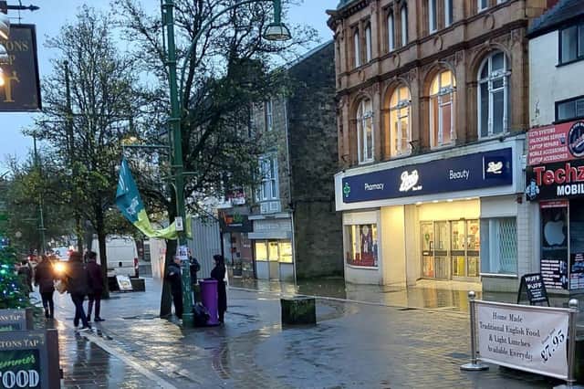 Officers from Buxton SNT arrested a prolific shoplifter yesterday, on December 18, following a string of shop thefts in the town centre.