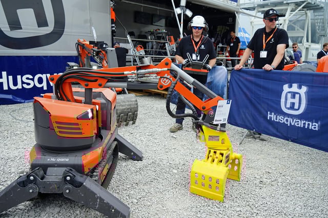 Ian Digger demonstrating an Husqvarna robot at Hillhead. Photo Brian Eyre