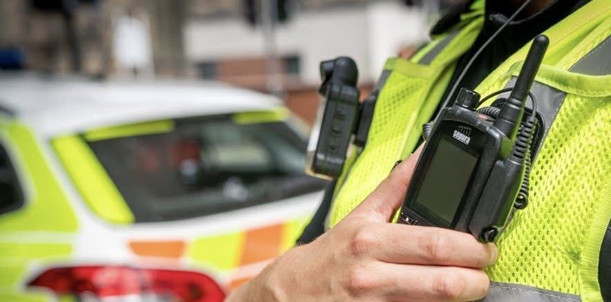 Polizei entdeckt Leiche einer älteren Frau in Derbyshire