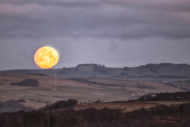 A well-known Derbyshire wildlife photographer Villager Jim has captured the stunning 'Blood Moon' in the Peak District.