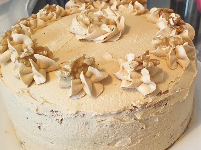 Lisa Ash wowed us with her coffee and walnut cake. Perfect!