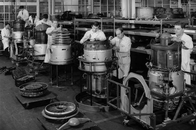 Engineers at the Rolls Royce factory in Derbyshire assembling RB 162 lightweight lift jets in August 1964.  (Photo by Hulton Archive/Getty Images)