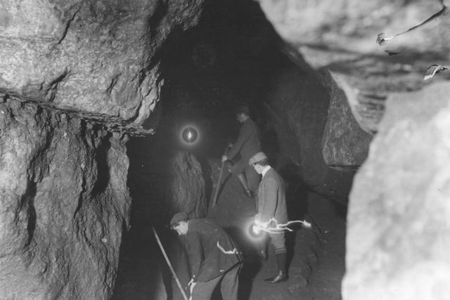 Fluorspar lead picking in Derbyshire around 1909.