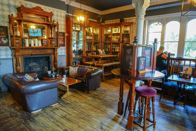 The relaxing area with leather sofas and a reading nook. Photo Brian Eyre