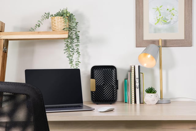 This Russell Hobbs Mini Compact Cooler is designed to fit neatly into smaller spaces making it ideal for your student bedroom. This appliance has 4L of space to fit 6 x 330ml drinks cans, or a few favourite snacks within handy reach.