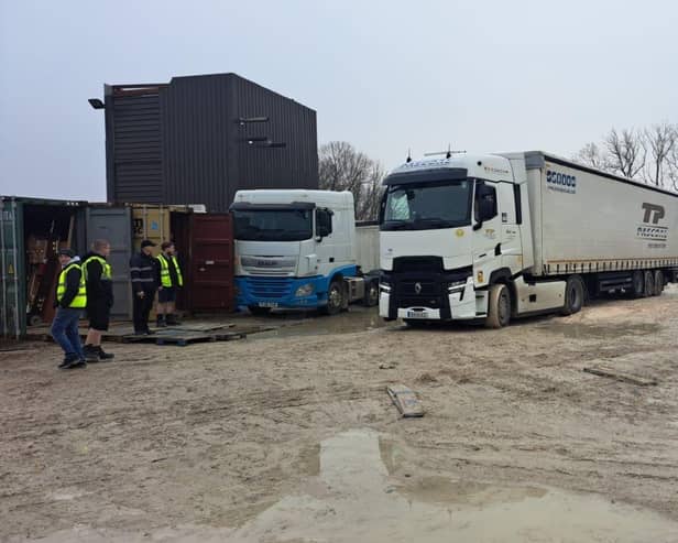 Lorry leaves Longcliffe