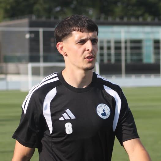 Buxton Football Club unterstützt Kapitän nach doppeltem Beinbruch