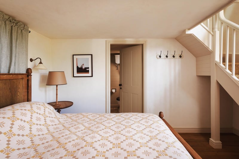 Downstairs was a comfy bed, tea and coffee-making facilities, complimentary bottled water in the fridge and delicious Chatsworth biscuits. The decor throughout was classic and tasteful - well placed artwork, solid wooden furniture and luxurious fabrics.