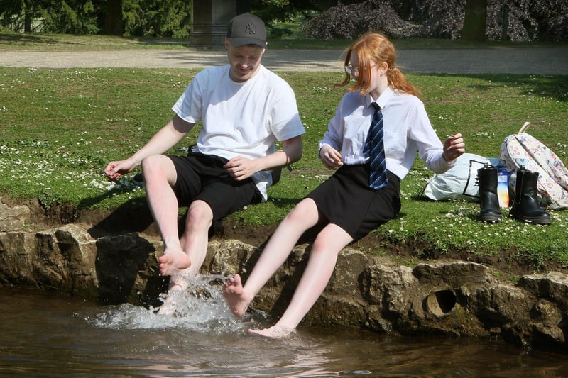 Mathew Firth and daughter Ella cool down in the River Wye. Pic Jason Chadwick