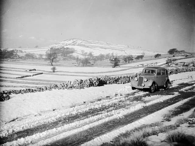 The snow-covered landscape in Bakewell on 20th January 1937.
