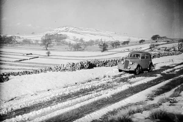 The snow-covered landscape in Bakewell on 20th January 1937.