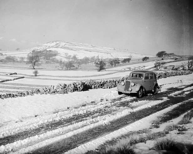 The snow-covered landscape in Bakewell on 20th January 1937.