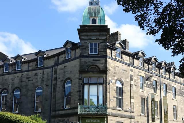 The Peak Buildings which used to house the Buxton Museum and Art Gallery has sold at auction for £435,000.