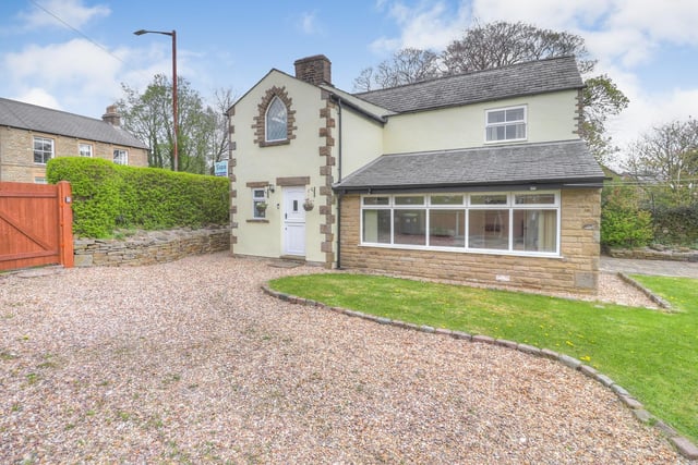 Greggs Cottage on Manchester Road, Chapel-en-le-Frith has large lawns to the side of it.