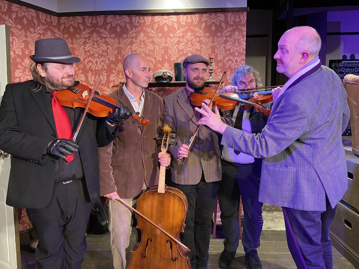 O poveste comică sumbră adusă la viață de Chapel Players