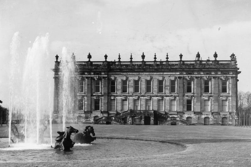 The fountain, grounds and facade of Chatsworth House in the 1960s. (Photo by Central Press/Getty Images)