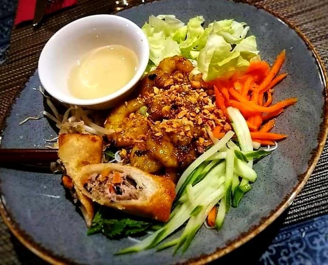 Bun Hoi - rice noodle salad with lemongrass chicken, fresh vegetables, peanuts and sweet fish sauce dressing