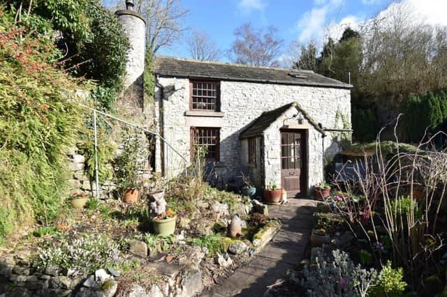 Rose Cottage is located in the stunning Peak District hamlet of Litton Mill.