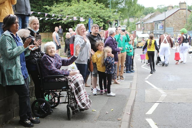 Crowds on the route of the Chapel carnival procession