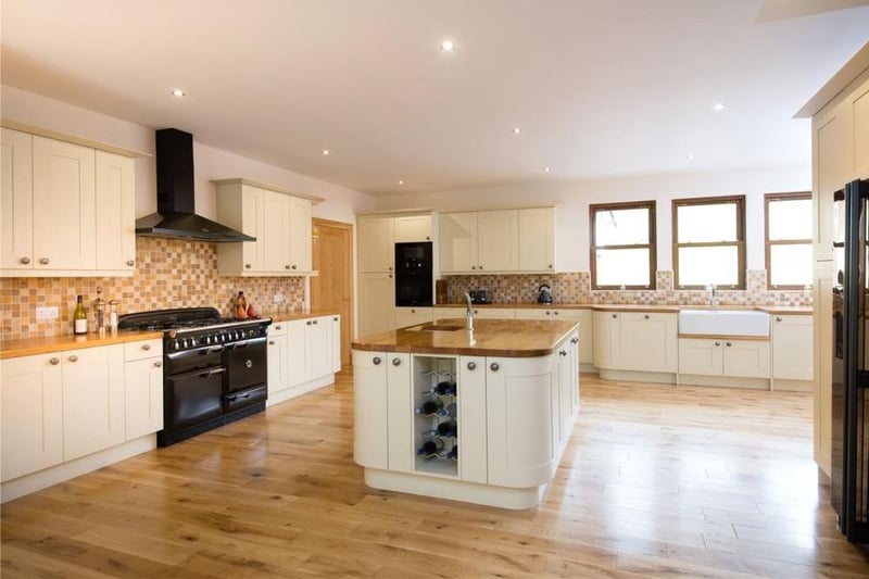 The whole family can dine in style in this beautifully fitted country kitchen, which is also ideal for entertaining.