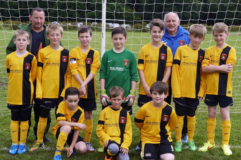 New Mills Juniors U11’s show off their new kit for the 2014/15 season.