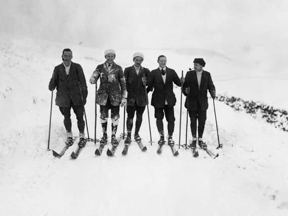 Messrs Riddick, Whitehead, Schaaming, Jeffcoate and Johnstone out skiing near Buxton, Derbyshire, November 1912. (Photo by Topical Press Agency/Hulton Archive/Getty Images)